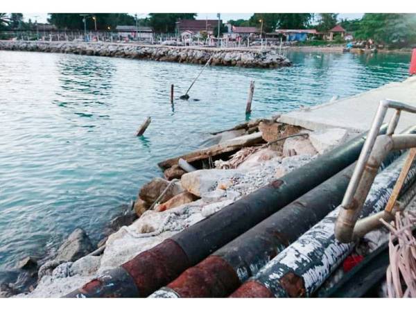 Benteng pemecah ombak yang didakwa dirosakkan syarikat itu di Kampung Hailam.