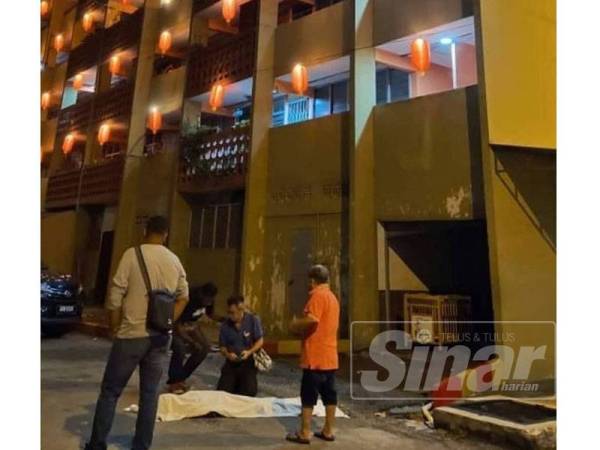 Mangsa dipercayai terjatuh dari tingkat 14 flat berkenaan.