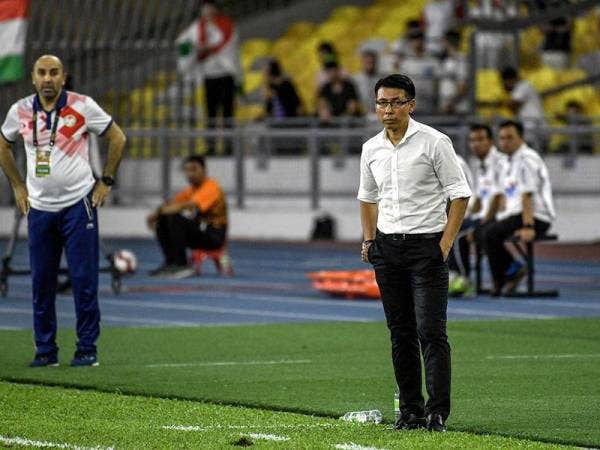 Ketua jurulatih pasukan Malaysia Tan Cheng Hoe (kanan) dan ketua jurulatih pasukan Tajikistan Usmon Toshev (kiri) pada perlawanan persahabatan antarabangsa Tier Satu di Stadium Nasional Bukit Jalil malam ini. - Foto Bernama