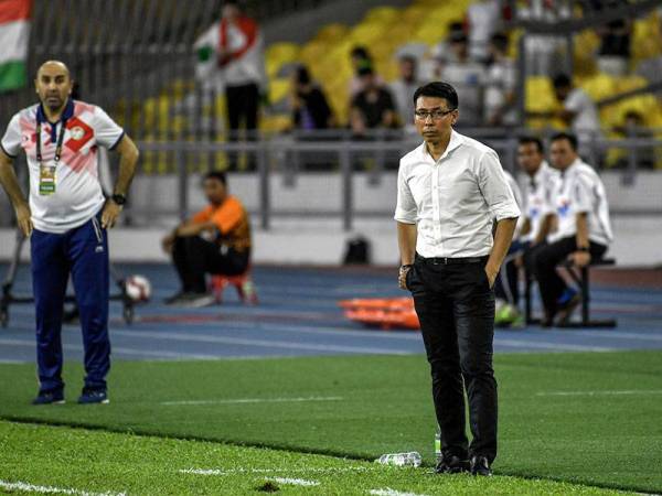 Ketua jurulatih pasukan Malaysia Tan Cheng Hoe (kanan) dan ketua jurulatih pasukan Tajikistan Usmon Toshev (kiri) pada perlawanan persahabatan antarabangsa Tier Satu di Stadium Nasional Bukit Jalil malam ini. - Foto Bernama