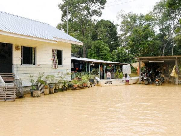 Salah sebuah rumah yang turut terjejas dengan banjir di Kampung Limpijas Membakut berikutan hujan yang melanda kawasan itu. FOTO: BERNAMA