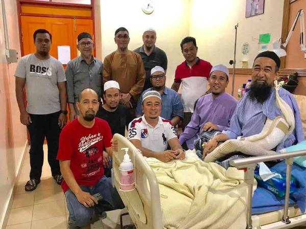 Gambar Syed Mohd Norhisyam (dua dari kanan) yang dirakam ketika menziarahi Ustaz Azhar di hospital. FOTO: Facebook Syed Mohd Norhisyam Al-Idrus.