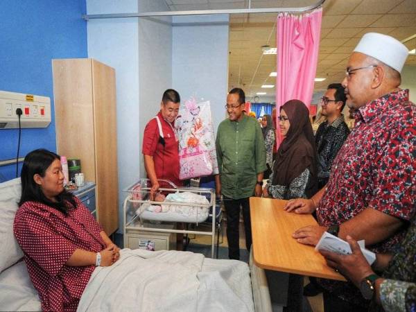 Ahmad Samsuri (tengah) bersama isteri dan kepimpinan kerajaan negeri melawat bayi yang dilahirkan sempena Program Permata Maulidur Rasul di HSNZ semalam. - Foto Urusetia Penerangan Darul Iman (UPDI).