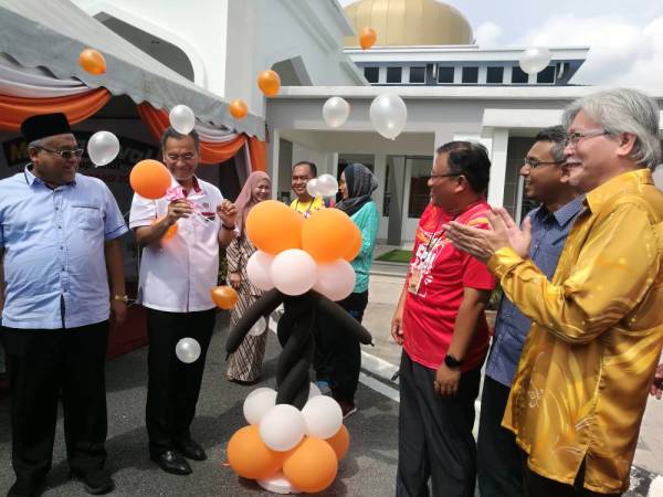 Dzulkefly (dua dari kiri) semasa merasmikan Karnival Gaya Hidup Sihat Dun Paroi hari ini.