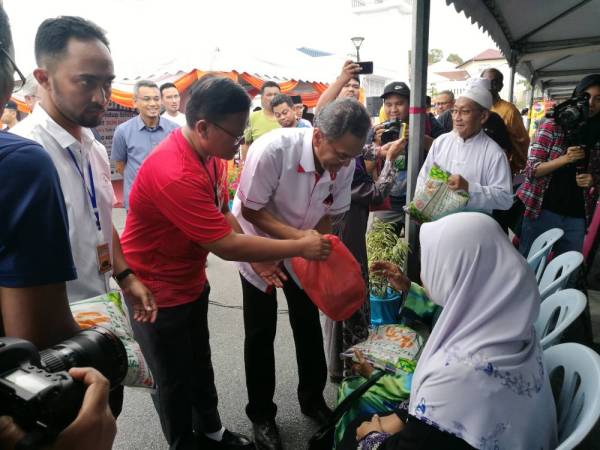 Dzulkefly menyampaikan sumbangan kepada asnaf Dun Paroi.
