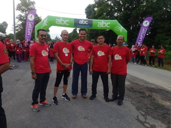 Wan Samsul (kiri) dan Norhisham (tengah) sebelum acara pelepasan peserta.