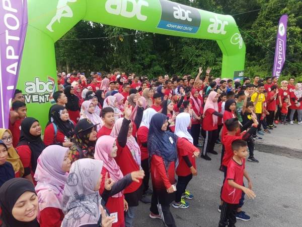 Lebih 500 peserta meriahkan acara Larian Mesra Bomba Bersama Komuniti Mukim Pekan 1 2019 di Pekan.