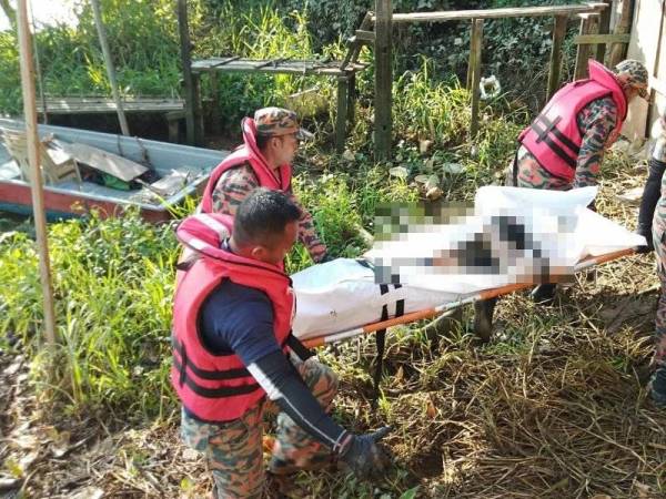 Mayat mangsa dibawa naik ke tebing oleh anggota bomba dan penyelamat untuk diserahkan kepada pihak polis bagi tindakan selanjutnya. - Foto Jabatan Bomba dan Penyelamat Perak