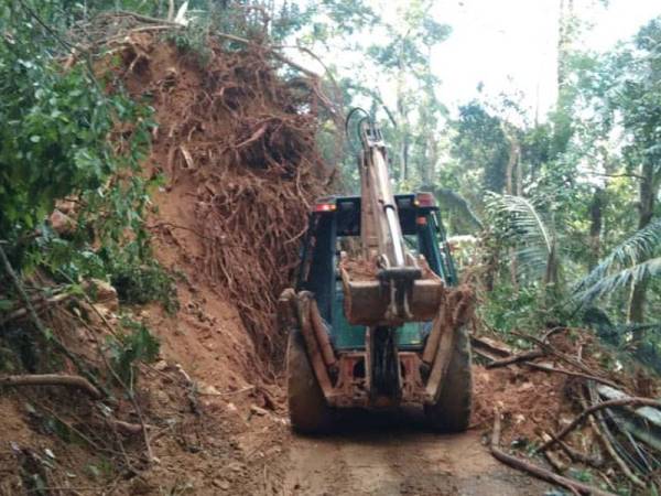 Kerja-kerja pengalihan dilakukan di lokasi runtuhan.