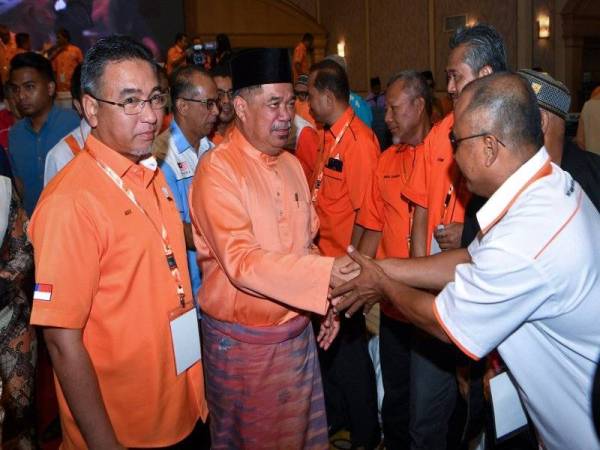 Menteri Pertahanan, Mohamad Sabu (dua dari kiri) yang juga Presiden Parti Amanah Nasional beramah mesra bersama para perwakilan yang hadir pada Konvensyen Parti Amanah Negeri Melaka hari ini. Turut hadir Ketua Menteri Melaka Adly Zahari (kiri) yang juga Pengerusi Amanah Melaka. - Foto Bernama