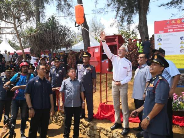 Raja Kamarul Bahrin (tiga dari kanan) membuat demonstrasi penyelamatan di air menggunakan inovasi LiSA sambil diperhatikan Chon Siang (dua dari kiri) dan Nor Hisham (kanan sekali).