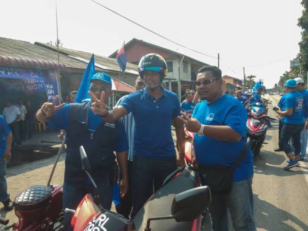 Khairy bersama penyokong BN di Serkat hari ini. - Foto: Sharifudin Abdul Rahim