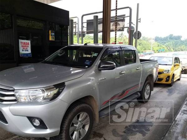 Deretan kenderaan tanpa pemandu di salah satu lorong keluar Plaza Tol Simpang Ampat, Melaka selepas pengguna terpaksa menambah nilai kad Touch 'n Go di pejabat plaza berkenaan. - Foto Siti Shahrosamirah Shaharman