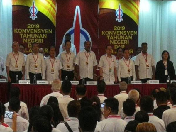 Guan Eng hadir merasmikan Konvensyen Tahunan Negeri DAP Selangor di Dewan Sivik di sini hari ini.