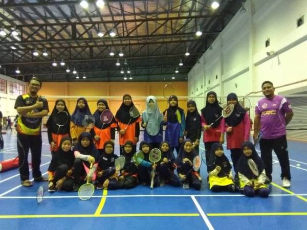 Pemain Sekolah Islam Adni bergambar bersama pemain Sekolah Rendah Islam Al Amin Kuala Lumpur sebelum pertandingan bermula.