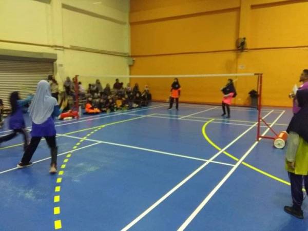 Antara aksi perlawanan disaksikan ibu bapa murid kedua-dua sekolah tersebut berlangsung di Kompleks MSN Setiawangsa.