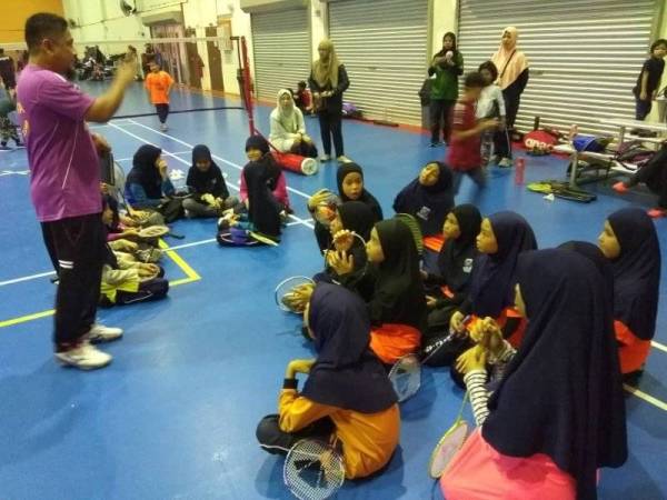 Pemain mendengar penerangan sebelum pertandingan bermula.