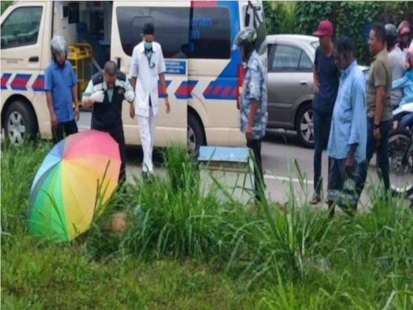 Warga emas berkenaan ditemukan tidak sedarkan diri di tepi jalan tengah hari tadi.