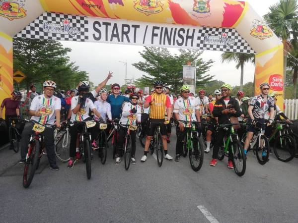 Tengku Amir Shah (enam dari kiri) berkenan untuk turut serta berkayuh di dalam program Kayuhan Menjunjung Kasih di Bandar Bukit Raja, Klang semalam.