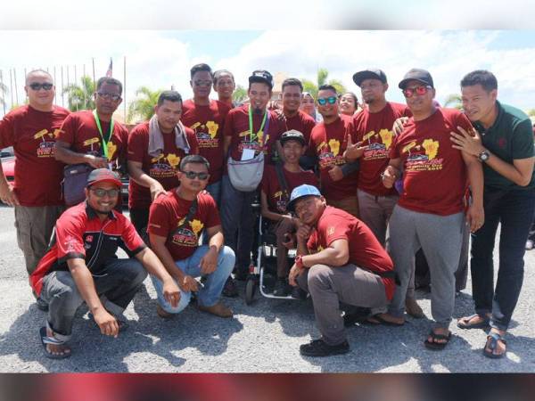 Mohd Rashid (tengah) diapit oleh rakan-rakan dari kelab HSV4JM ketika sambutan hari keluarga kelab berkenaan di Pendang Lake Resort baru-baru ini.