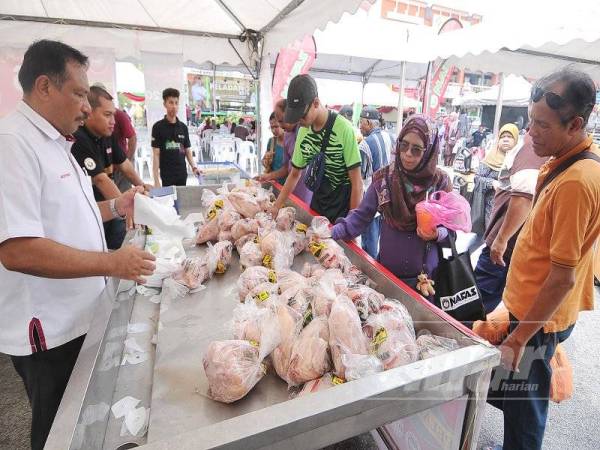 Pengunjung tidak melepaskan peluang membeli ayam yang dijual dengan harga RM6 seekor pada program Jalinan Mesra Peladang 2019 di Dataran Ilmu, Bandar Baru Selayang.