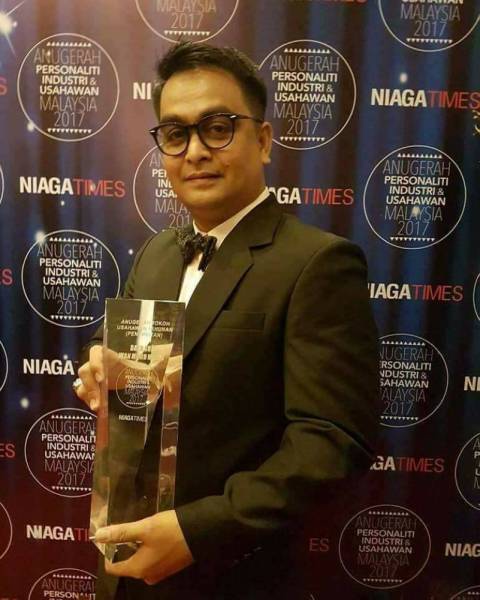 WAN Mohd Muzri ketika memenangi Anugerahkan Tokoh Usahawan Tahunan di Anugerah Personaliti Industri & Usahawan Malaysia 2017.