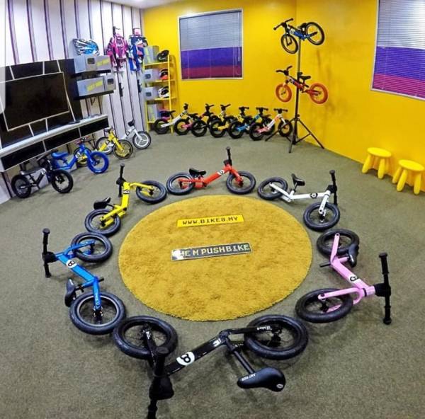 


VARIASI warna dan reka bentuk pushbike.