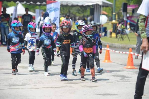 KEJOHANAN pushbike juga memupuk semangat kekeluargaan dan mecipta suasana yang positif.