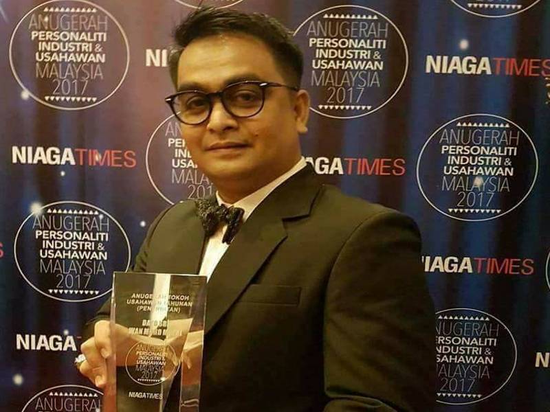 WAN Mohd Muzri ketika memenangi Anugerahkan Tokoh Usahawan Tahunan di Anugerah Personaliti Industri & Usahawan Malaysia 2017.