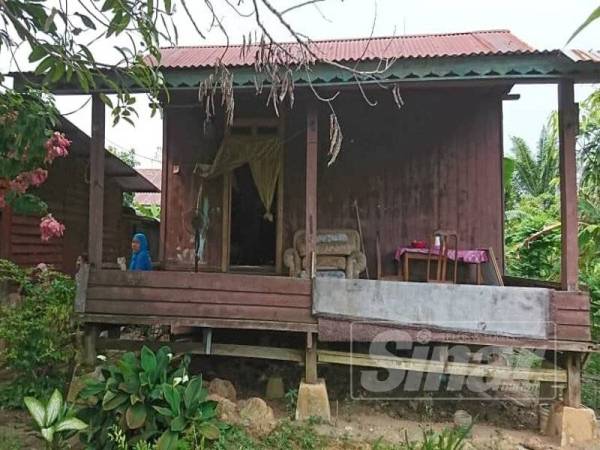 Keadaan rumah yang didiami enam beranak di Kampung Pulai, Serkam.