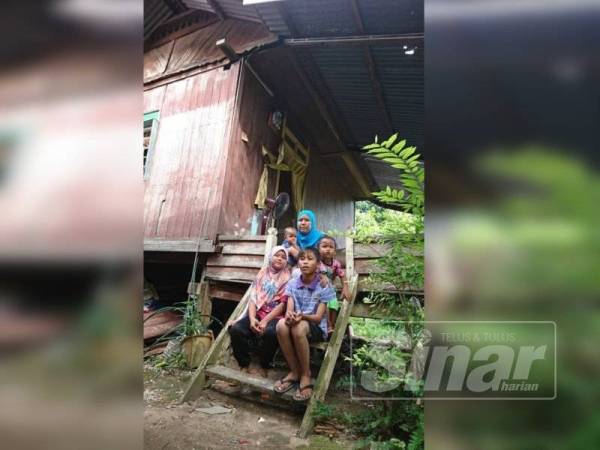 Zulaika bersama anak-anaknya yang tinggal di rumah pusaka yang menunggu masa untuk roboh.