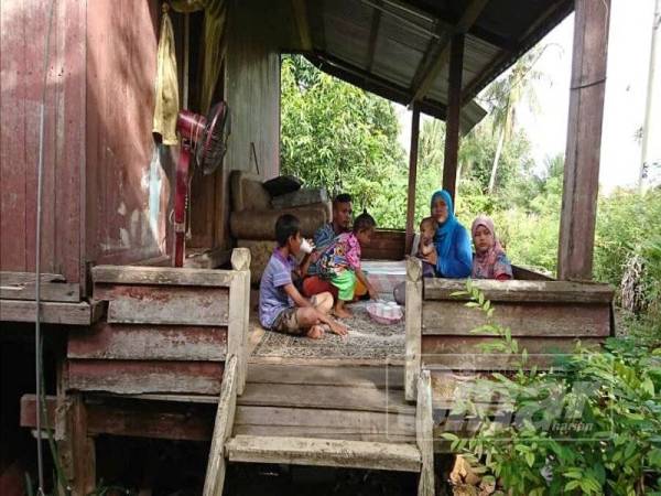 Zulaika dan sumainya reda tinggal di rumah yang uzur sejak 10 tahun lalu.