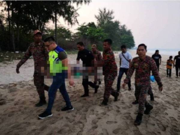 Mayat mangsa lemas di Pantai Batu Layar Desaru diusung bomba dan polis petang semalam.