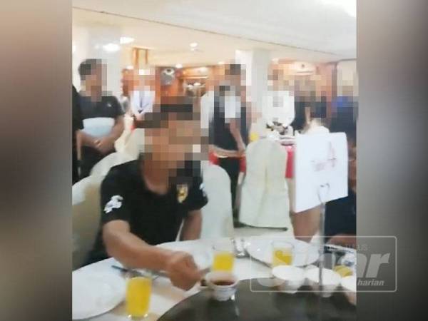 Rakaman tular menunjukkan sekumpulan individu tidak berdiri bagi menghormati lagu Negaraku dalam satu majlis September lalu.
