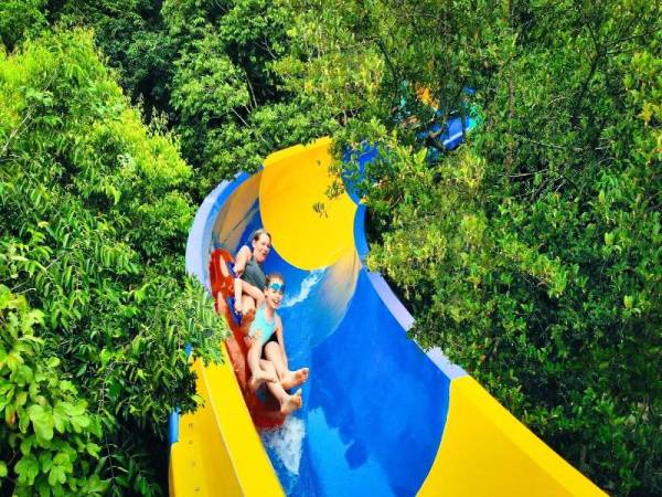 Pengunjung menikmati keseronokan bermain gelongsor di Taman Tema Escape.