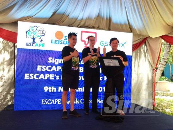 Choo Kheng (kiri) bersama Kon Yeow dan Guan Eng (tengah) ketika Majlis Perasmian Pembukaan Taman Tema Escape kelmarin.