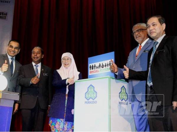 Wan Azizah (tiga dari kiri) ketika gimik pelancaran sistem MySynergy di MECC hari ini. - FOTO SINAR HARIAN /ASRIL ASWANDI SHUKOR