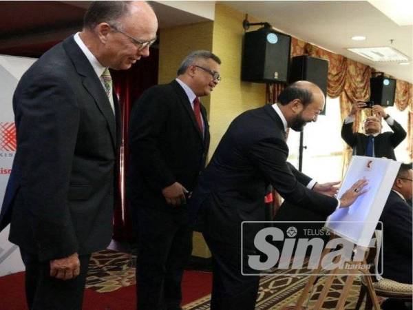 Mukhriz (kanan) ketika gimik pelancaran program latihan industri 4.0 Malaysian German Chamber of Commerce (MGCC) di Wisma Darul Aman hari ini.