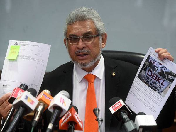 Khalid pada sidang media mengenai cadangan pembangunan Kampung Baru di Putrajaya di sini hari ini. - Foto Bernama