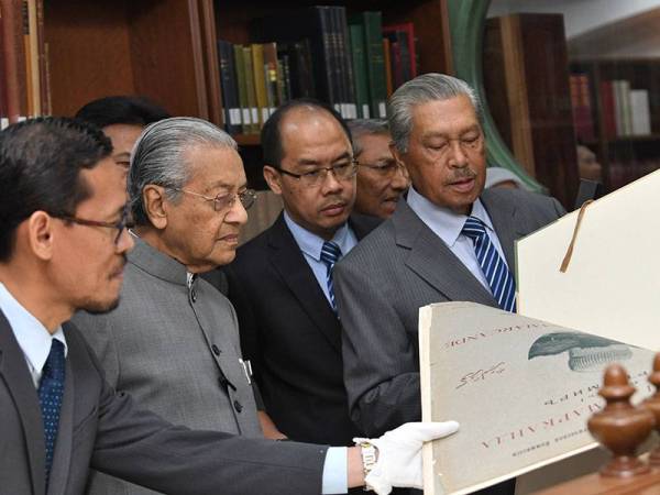 Perdana Menteri, Tun Dr Mahathir Mohamad melawat sebuah perpustakaan Institusi Kefahaman Islam Malaysia (IKIM) pada siri kolokium antarabangsa mengenai pemahaman Islam atas tajuk ‘Menjelaskan Islamophobia: Kearah Pengertian Lebih Mendalam Mengenai Islam,’ anjuran IKIM di sini hari ini. - Foto Bernama