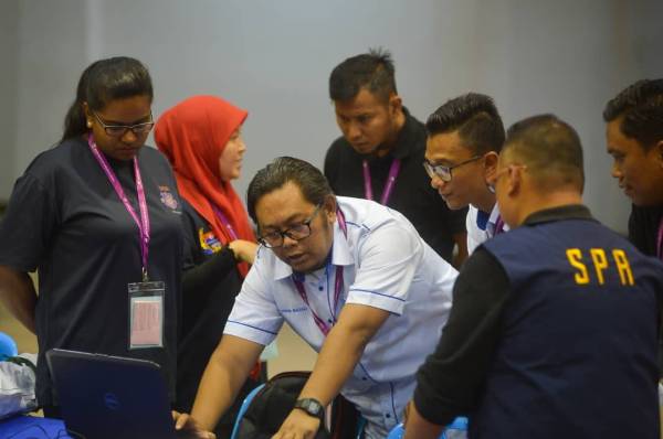 Persiapan Undi Awal di Dewan Jubli Intan Pontian hari ini. Foto: SHARIFUDIN ABDUL RAHIM