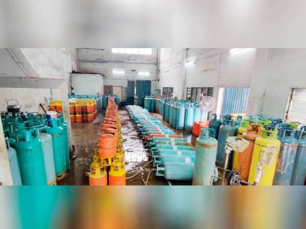 KPDNHEP Selangor menyita 336 tong gas LPG bernilai RM135,900 dalam operasi di sebuah stor di Meru, Klang hari ini.