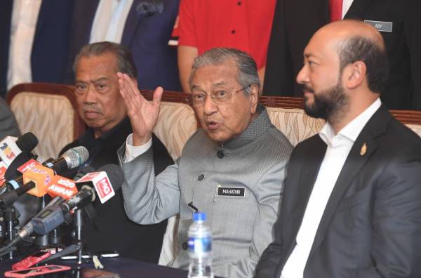 Dr Mahathir (tengah) ketika sesi sidang media selepas menghadiri Mesyuarat Majlis Pimpinan Tertinggi PPBM di Yayasan Perdana hari ini. - Foto Bernama