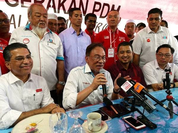 Anwar bercakap kepada pemberita selepas majlis sembang santai di Ibu Pejabat Cabang PKR Tanjung Piai hari ini. - Foto Bernama