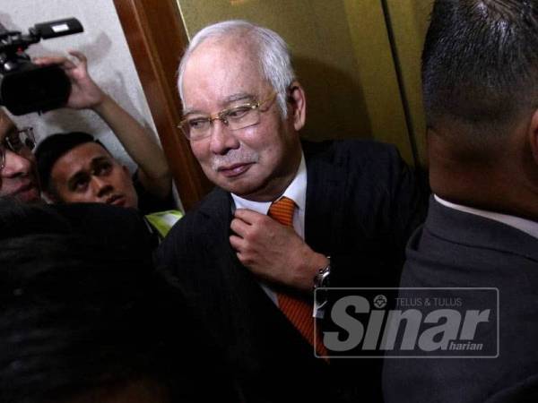 Najib ketika hadir di Kompleks Mahkamah Tinggi Kuala Lumpur di sini hari ini. - Foto ASRIL ASWANDI SHUKOR