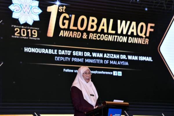 Wan Azizah semasa menyampaikan ucaptama di majlis penyampaian anugerah dan pengiktirafan Persidangan Wakaf Global (GWC) 2019 di sini hari ini. - Foto Bernama