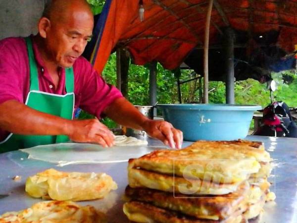 Setiap hari Md Kamil mampu menjual 800 hingga 1,000 keping roti canai dan gerainya dibuka seawal jam 3 petang.