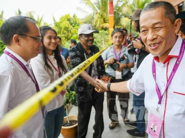 Karmaine bertemu dengan Calon Parti Gerakan Rakyat Malaysia, Wendy Subramaniam pada Pengundian Awal PRK P165 Tanjung Piai di IPD Pontian hari ini. Foto Sinar Harian SHARIFUDIN ABDUL RAHIM