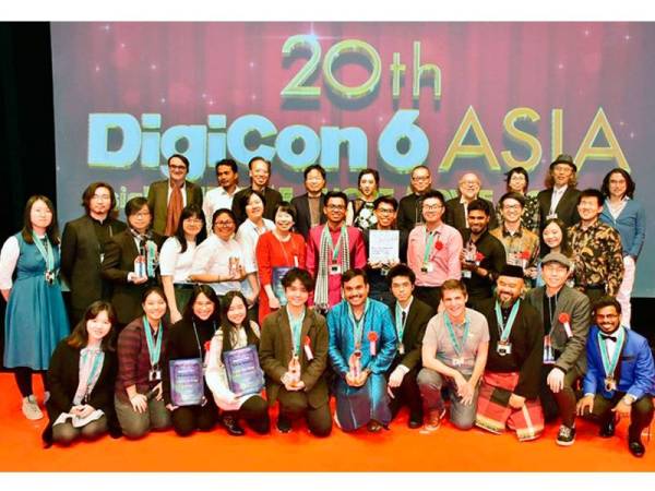 The R&D Studio ketika menerima anugerah pingat emas bagi kategori serantau di Digicon6 Asia ke-20 pada November tahun lalu.