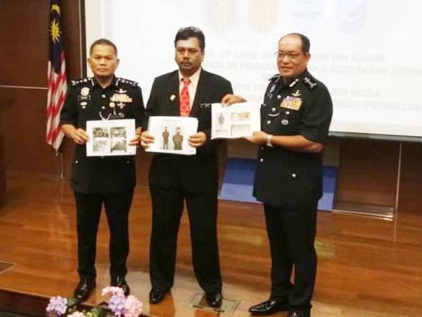 Zainal Abidin (kanan) menunjukkan gambar suspek dan hasil rampasan Ops Bersepadu Khazanah.